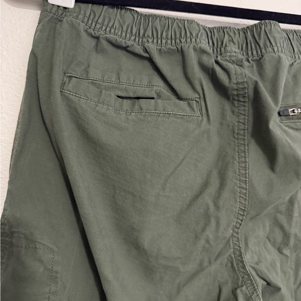 Vuori Men's Green Khakis - Picture 7 of 8